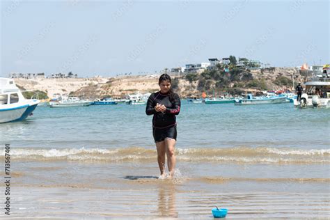 Ni A Latina Jugando Con La Arena En La Playa Al Medio D A Con Traje De Ba O Negro De Mangas