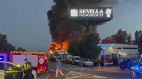 Un Incendio En Un Pol Gono Industrial De Sevilla Moviliza A Siete