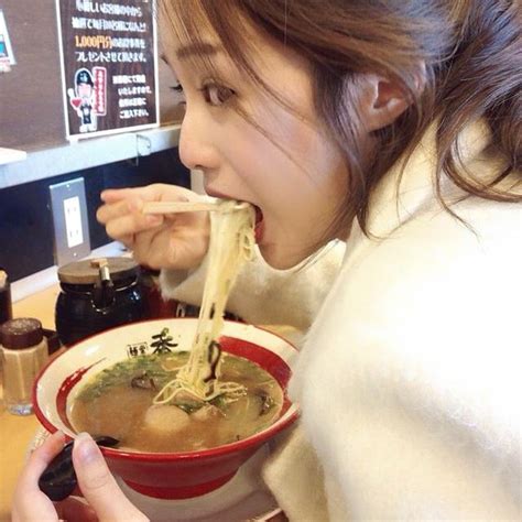 Ngất ngây với vẻ đáng yêu tưởng chết của hot girl Thái Lan tạo dáng trong khi ăn