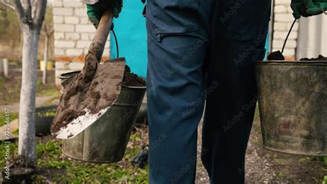 Vidéo Stock Farmer Garden Works Soil Man Scooped Soil Into Buckets