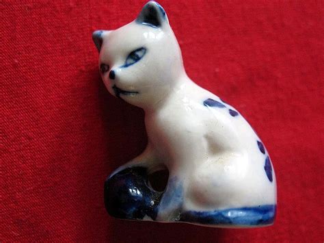 Kot malutki kotek z piłką Figurka porcelana 3 5 x 3 x 2 cm