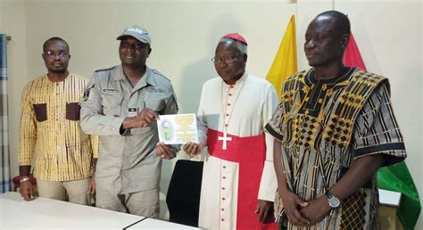 Effort de paix au Burkina Faso L église catholique apporte sa