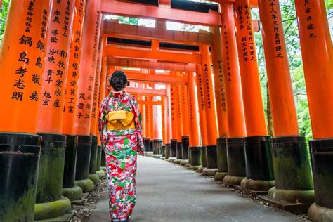 Fushimi Inari Shrine - The True Japan