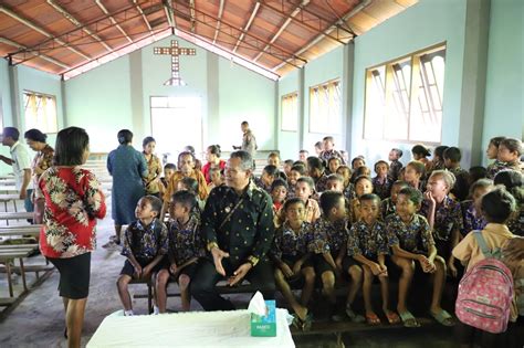 Bupati Nagekeo Menyerahkan Bantuan Hibah Ke Beberapa Rumah Ibadah