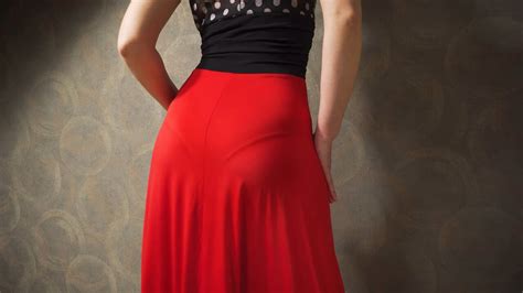 Heiße milf in engem kleid neckt sichtbare höschen linie xHamster