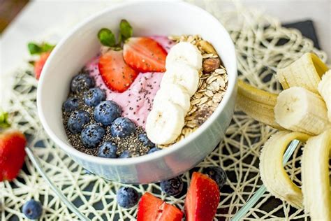 Smoothie Bowl Mit Erdbeeren Bananen Und Mango