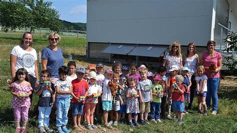 Kinder zu Besuch im Hühnerhotel