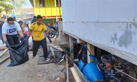 Danlanal Maumere Bersama Anggota Bersihkan Sampah Di Kampung Bahari