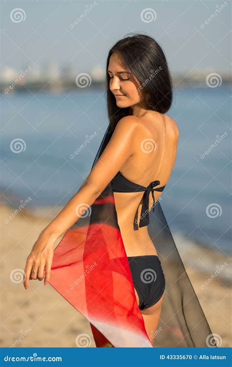 Modelo Hermoso De La Mujer En Bikini En La Playa Foto De Archivo