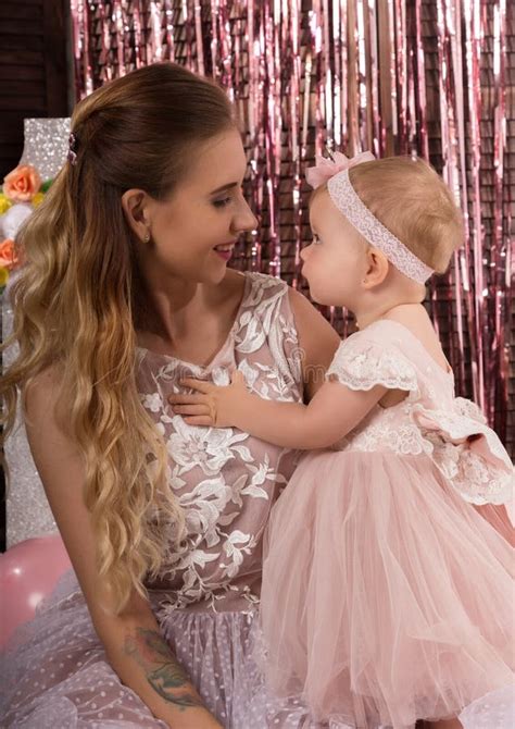 Mooi Jong Langbenig Blonde In Een Weinig Witte Kleding En Witte Cowboyhoed Op Een Schommeling