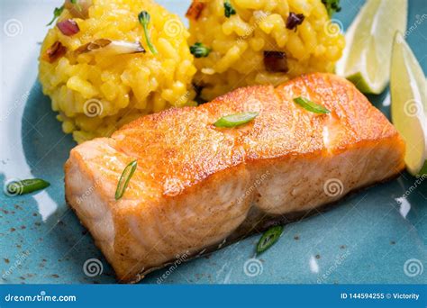 Salmon Fillet Asado A La Parrilla Con Risotto Del Azafr N Imagen De