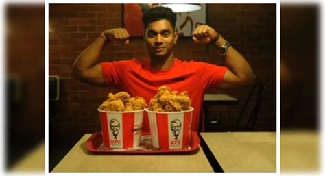 Cwg Gold Medal Winner Achinta Sheuli Enjoys A Kfc Meal Food Recipes