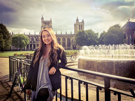 Tuổi U60 MC Kỳ Duyên mặc bikini đọ ngực khủng với con gái tuổi 18 Sao việt Việt Giải Trí