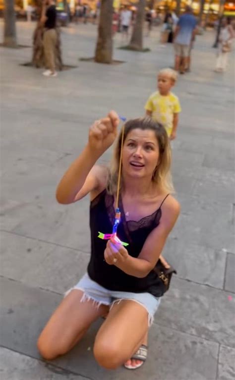 Agnieszka Sienkiewicz w kwiecistym bikini odsłania zgrabną sylwetkę na hiszpańskiej plaży FOTO