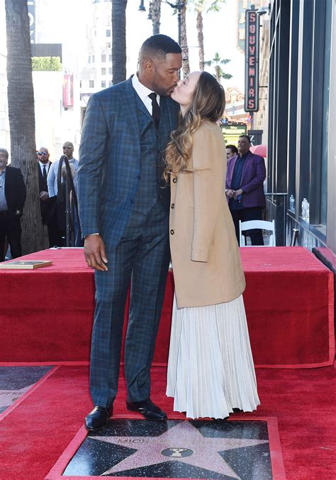 michael strahan takes photo  girlfriend  hollywood walk  fame
