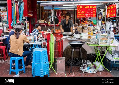 Pad Thai stand, Street food market, at Itsara nuphap, Chinatown ...