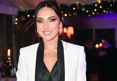 Алсу раскрыла свой секрет: певица показала накладную пятую точку из ...