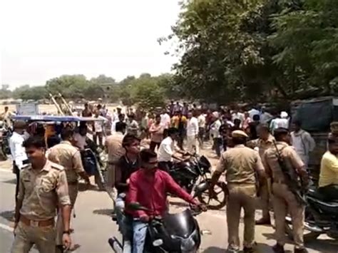 Police Chased The Crowd With Lathis Jam On Kannauj Auraiya Road