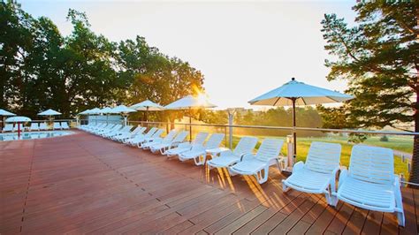 Cadeiras Relaxantes Ao Lado Da Piscina Foto Premium