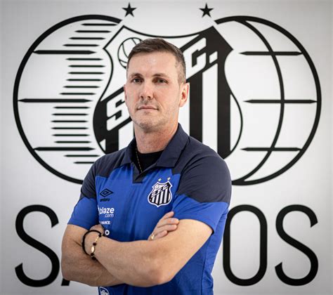 Paulo Turra não esconde a emoção por assumir como técnico do Santos