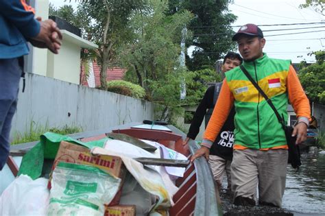 Yakesma Kalteng Salurkan Sembako Untuk Korban Banjir Warga Pinggiran Sungai