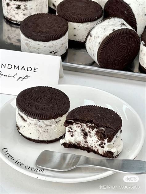 Sandwich of Oreo Cookies and Cream | Oreo cookie on ice cream, Oreo