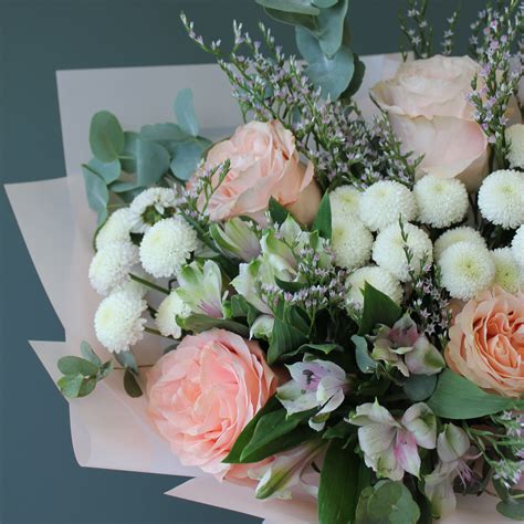 Купить букет "Бернадетт" из пионовидных роз, альстромерий и кустовых ...