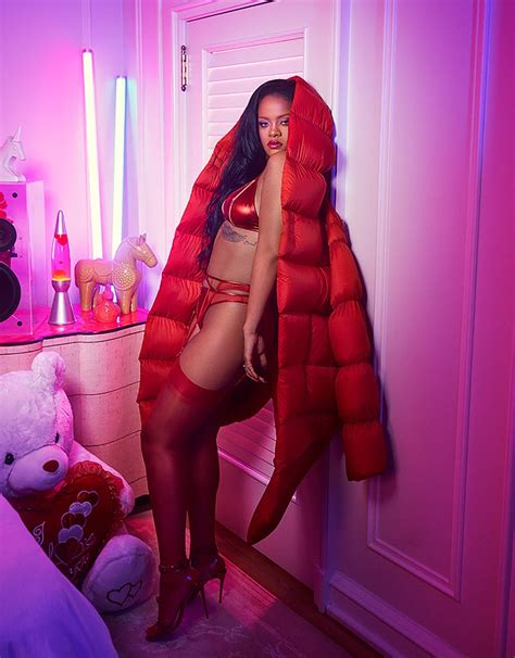 Rihanna fecha sem música nova mas faz novas fotos de lingerie