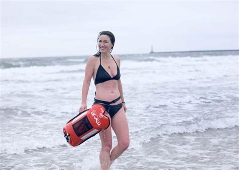 6 Hot Sexy Elizabeth Batts Cook Bikini Pics