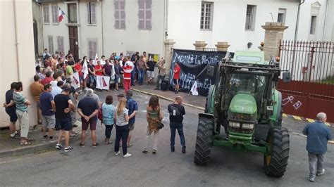 Charolles Des Agriculteurs Manifestent Contre Laccord Commercial