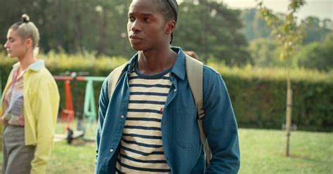 Đang xem phim Sex Education bất ngờ tôi nhận được tin nhắn của bố đọc xong mà tôi ôm mặt