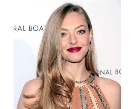 How To Get Amanda Seyfrieds Curls With Hot Rollers Amanda Seyfried Hair Long Hair Styles