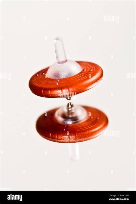 Retro Spinning Top Toy Fotografías E Imágenes De Alta Resolución Alamy