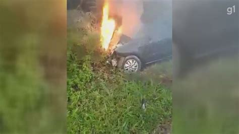 Vídeo Colisão entre carro e caminhonete deixa veículo em chamas na