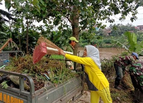 Tanggulangi Sampah Dan Rumput Liar Satgas Sektor 8 Ajak Warga Karya