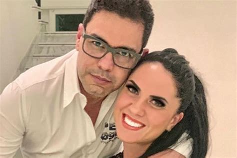 Na cama sertanejo Zezé di Camargo é flagrado pela noiva em momento