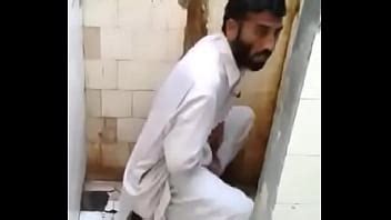Árabe pego na punheta no banheiro público XVIDEOS
