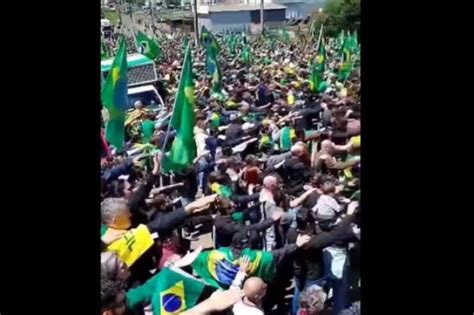 Coluna de NOTÍCIAS DO BRASIL E MUNDO Manifestantes fazem saudação