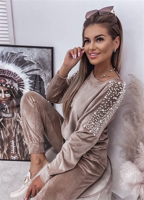 WELUROWY DRES Z PERŁAMI NUDE Sklep online z damską odzieżą Pauzza Damska odzież Nowa Kolekcja