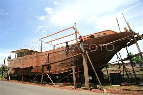 Pembuatan Kapal Ikan Antara Foto