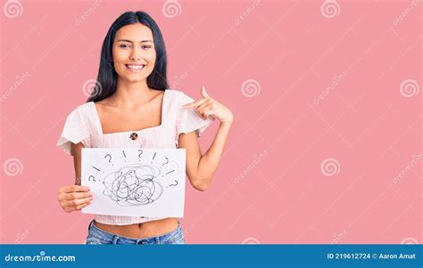 Jovem Bonita Latina Segurando Rabisco Desenhando Apontando O Dedo Para Um Autosorrindo Feliz E