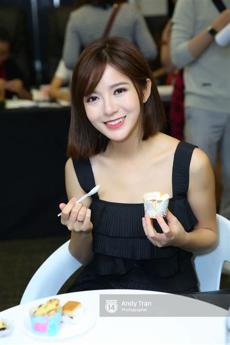 Hot girl Tú Linh M U cực xinh trong buổi ra mắt gameshow bóng đá