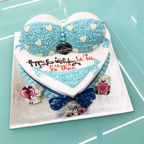 Bánh kem sinh nhật 18 tạo hình cặp ngực mặc bikini xanh gắn hình thú nhỏ đẹp mắt Bánh Kem Ngộ
