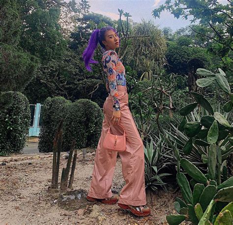 Ngọc Trinh diện crop top cài đúng 1 chiếc khuy 3 mỹ nhân khoe dáng với bikini cực gắt