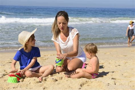 Férias Em Família Na Praia Mãe E Crianças Imagem de Stock Imagem de