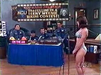 Naked Amy Jo Johnson In Campus Cops