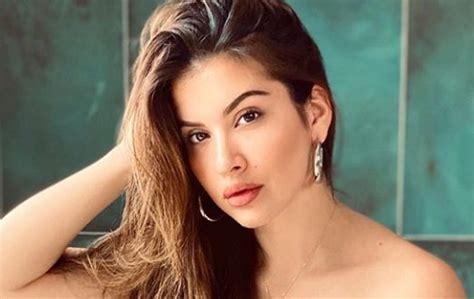 Elita Rudi shfaqet me bikini fansat dyshojnë se ajo është shtatzënëSinjali