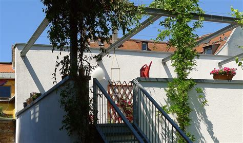 Pergola Am Haus Selbst Bauen Und Begr Nen Fassadengruen