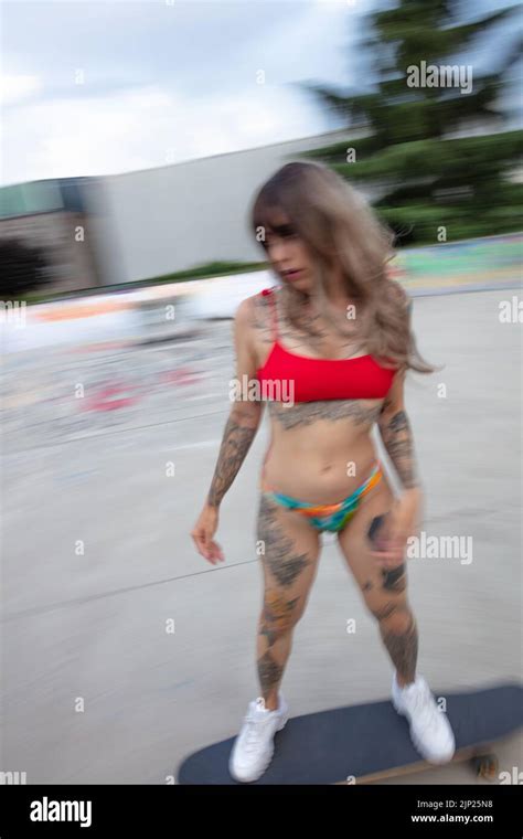 Ein Wundersch Nes T Towiertes Model Mit Skateboard Longboard Im Bikini