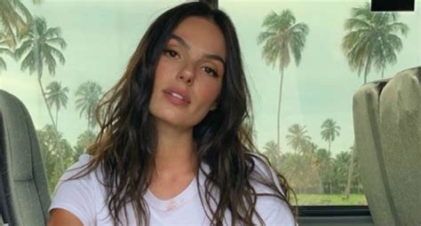 Isis Valverde revela que sua mãe achava que era gay